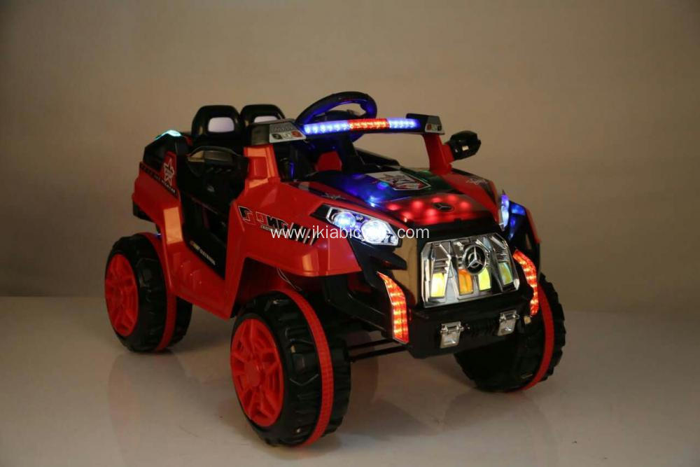 Niños pasean en coche con control remoto
