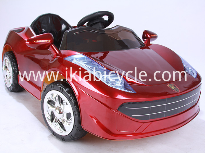 Luzes intermitentes niños pasean en coches